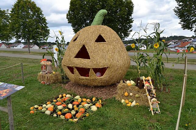 Ein Halloween-Kürbis aus Stroh? &ndash; Nichts ist unmöglich beim Strohpark.