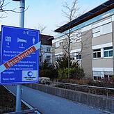 Im Klinikum Tuttlingen herrscht Besuchsverbot – zu groß ist die Gefahr, dass Menschen von außen das Virus ins Haus tragen. Zudem ...