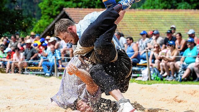 Beim Bern-Jurassischen Schwingfest geht es zur Sache. Sobald Konflikte jedoch politisch werden, bemüht man sich in der Schweiz um ...