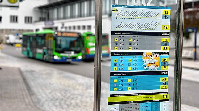 Am Hafenbahnhof hingen Mitte dieser Woche immer noch die alten Fahrpläne. An den meisten anderen Haltestellen klappte das mit der ...
