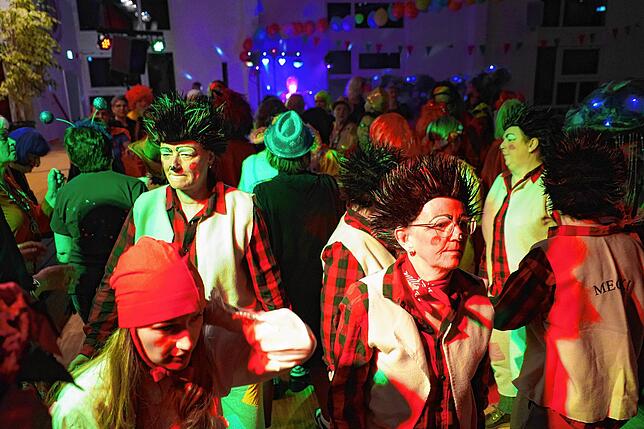Bild 10: Frauen außer Rand und Band