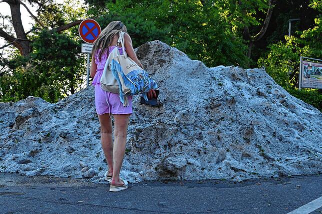 Der Hagel wurde in Sipplingen zu großen Hügeln aufgeschüttet, was angesichts der hochsommerlichen Temperaturen regelmäßig die ...