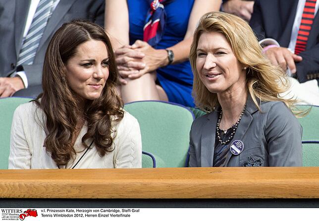 Prinzessin Kate (links), Herzogin von Cambridge, und Steffi Graf 2012 beim Turnier in Wimbledon.