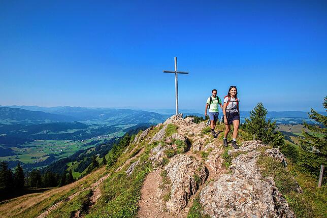 Angekommen am Gipfelkreuz auf dem Hochhäderich in 1565 Metern Höhe. Die Aussicht reicht bis zum Säntis und zum Bodensee (direkt hinter ...