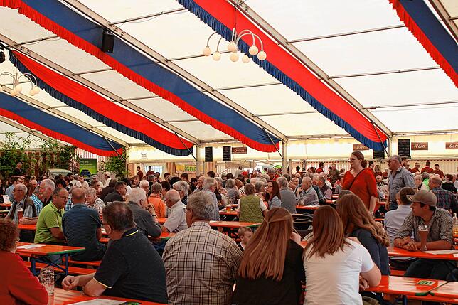 Immer mehr Menschen kommen ins Festzelt zum Handwerkerhock.Alle genießen das unkomplizierte Beisammensein ohne bisherige Einschränkungen.