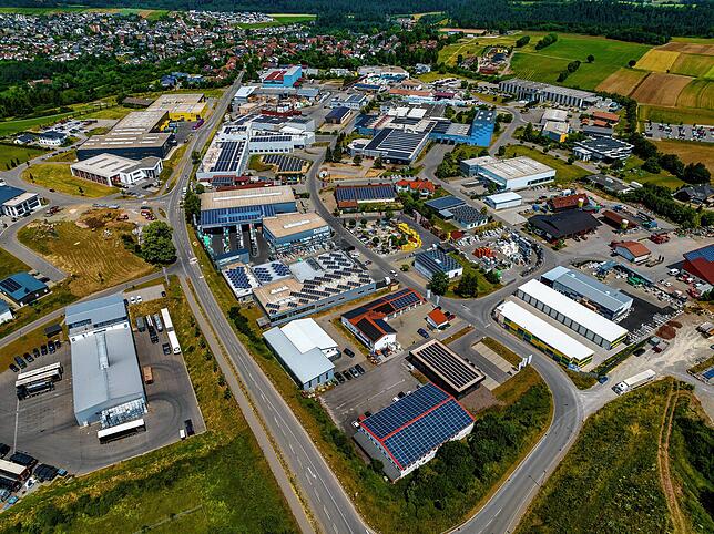 Das große Industriegebiet findet sich auf der Höhe am südlichen Ende von Niedereschach.