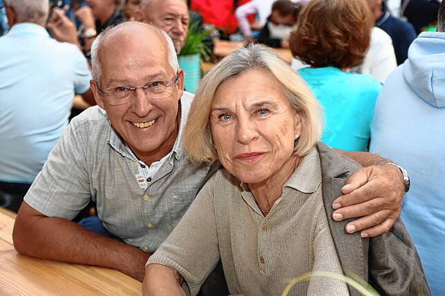 Bild 12: Die Gäste feiern beim Stadtgartenfest: Hier sind die Fotos vom ersten Abend