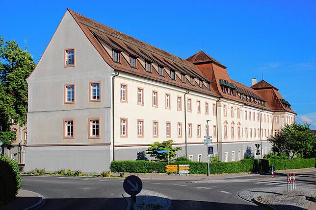 Eindrucksvoll liegt das Kloster Wald in der Ortsmitte. Heute besuchen dort 375 Mädchen die Schule. Bild: Sandra Häusler