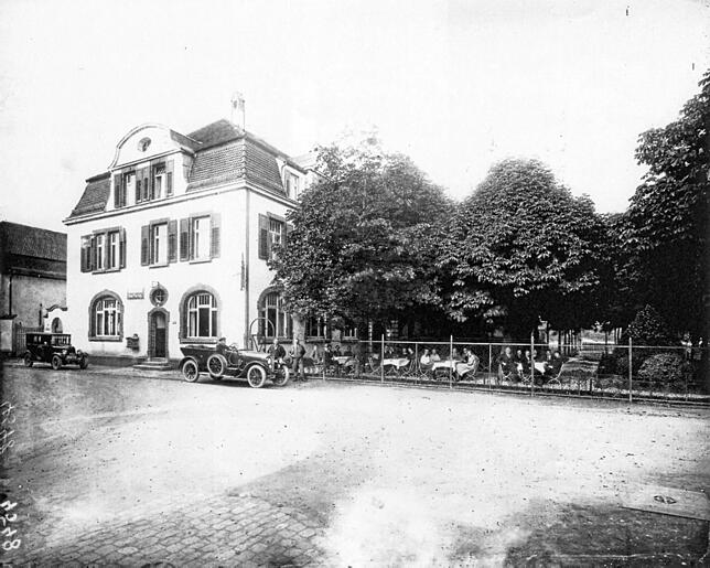 1906 wurde die Zelt- und Planenfabrik Ludwig Stromeyer ins heutige Stromeyersdorf verlegt. Das Foto von 1922 zeigt den Dorfkrug, der als ...