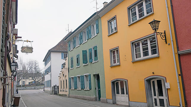 Das orangenfarbene und das links davon stehende grüne Haus sollen abgerissen werden. Geht es nach Auffassung des Bauherrn, hat er die ...