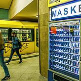Ein Automat für Corona-Schutzmasken steht auf einem Bahnsteig an der U-Bahn-Station Turmstraße im Berliner Stadtteil Moabit. Seit sechs ...