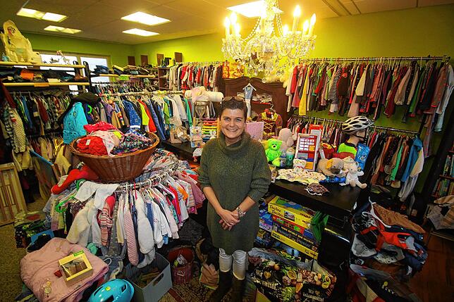 Patricia Bischof in ihrem Secondhand-Laden „Kunterbunt“ in der Hauptstraße in Stetten. Sie betreibt ihn bereits seit 2013.