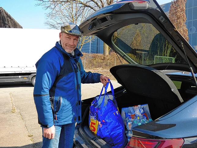 Organisator Rainer Zanker bepackt sein Auto mit Lebensmitteln für die ukrainischen Geflüchteten, die bei Markdorfer Gastfamilien ...