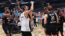 Auf den EM-Titel folgt die Party. Nach einer langen Nacht wird das Basketball-Team in Frankfurt gefeiert.