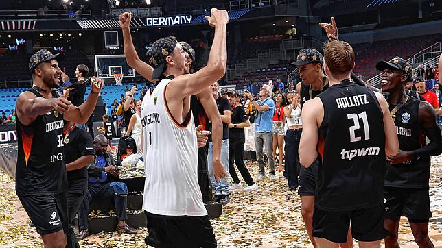 Auf den EM-Titel folgt die Party. Nach einer langen Nacht wird das Basketball-Team in Frankfurt gefeiert.