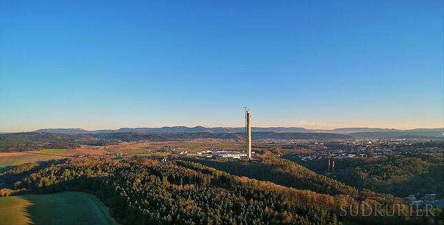 Der Tetstturm erhebt sich aus der Landschaft.