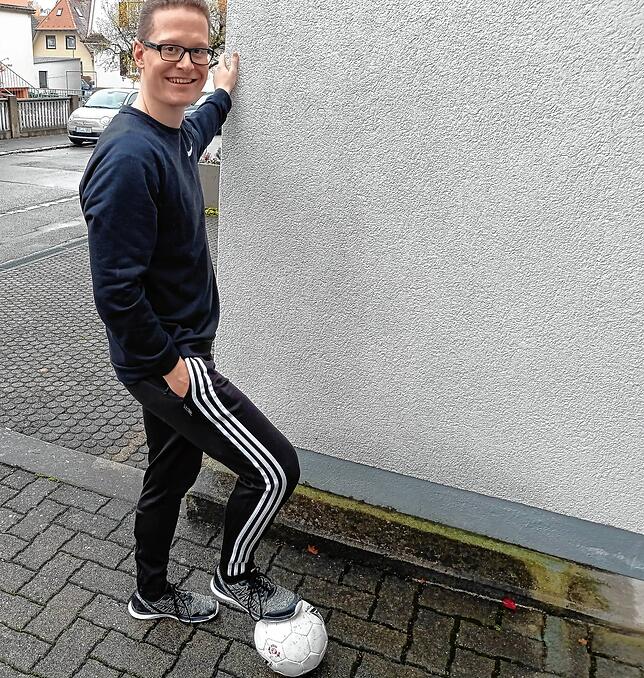 Das heißgeliebte Fußballtraining muss Corona-bedingt ausfallen? Dann schnappen wir uns eben den verstaubten Fußball aus der Garage und ...
