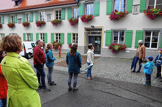 Die Gruppe vor dem Johnerhaus, das einst von den Dominikanerinnen gekauft wurde und die dort zunächst einen Betraum einrichteten.