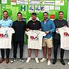 Weitere Neuzugänge: Gemeinsam mit Willi Maier (links), der sie tatkräftig unterstützt hat, freut sich die sportliche Leitung des FC ...