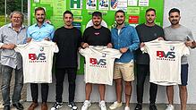 Weitere Neuzugänge: Gemeinsam mit Willi Maier (links), der sie tatkräftig unterstützt hat, freut sich die sportliche Leitung des FC ...