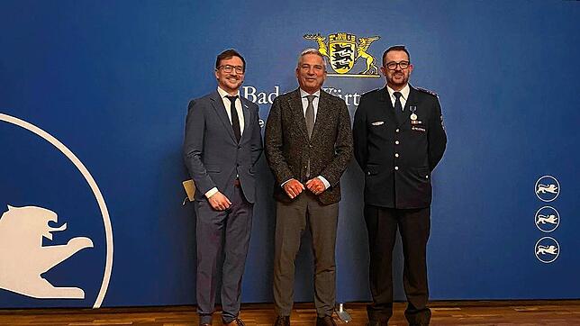 Landesinnenminister Thomas Strobl (links) würdig das Engagement von Dominik Kaiser. Bild: Gemeinde Höchenschwand