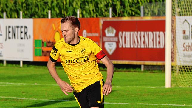 Kapitätn Steffen Allgaier schießt beim 4:1 bereits in der zweiten Minute den ersten Treffer für Tabellenführer SV Denkingen.