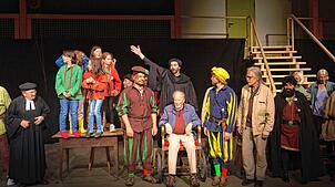 Der Autor und Regisseur Jörg Ehni (sitzend) des im Mai aufgeführten Theaterstücks „Freiheit! Allzeit! Und gleiches Recht für alle“ wurde ...