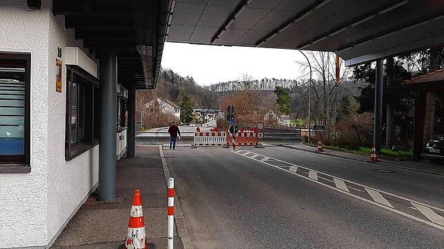 Die Schweiz will den Pendlerverkehr über den Granzuübergang Sthülingen (Deutschlang) und Schleitheim einreisen lassen, und zwar von 5 ...