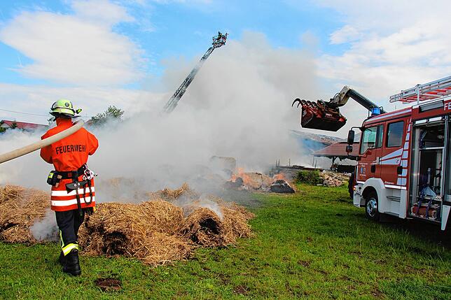 Bild 25: Großeinsatz für die Feuerwehren in Sumpfohren: Ein Gebäude des Hofs Bogenschütz brennt
