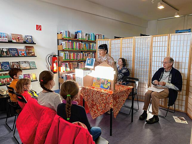 In der Stadtbücherei lud der Freundeskreis Nagai-Bad Säckingen zur Lesung mit Kaoru Stocker, die unterstützt von Vereinsmitgliedern die ...
