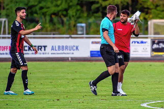 Aufregung: Nach Spielende zeigte Schiedsrichter Ardian Bräutigam nicht nur dem Laufenburger Sandro Knab (nicht auf dem Foto), sondern ...