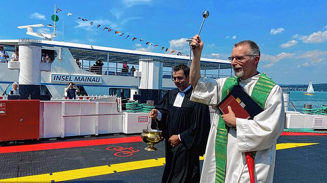 Es möge Segen bringen: Die Pfarrer Tibor Nagy (links) und Thomas Mitzkus erbitten Gottes Beistand für das neue Fährschiff ...