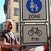 Bauhofleiter Stefan Mutter bringt das entsprechende Schild am Untertor an.