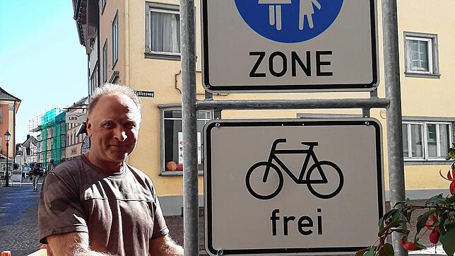 Bauhofleiter Stefan Mutter bringt das entsprechende Schild am Untertor an.