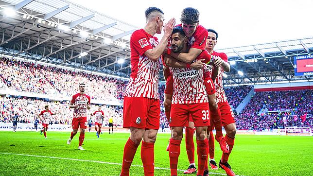 Vincenzo Grifo hat nach seinem Tor zum 2:1 Noah Weißhaupt geschultert, Roland Sallai (links) und Nicolas Höfler (rechts) gratulieren ...