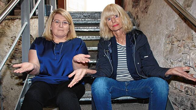 Susi Muffler und Insa Bix (von links) von der Museumsgesellschaft auf den Stufen der Eingangstreppe zum Schlosskeller.