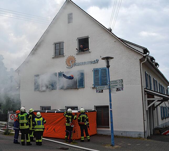 Mit einer Puppe wurde die Rettung einer Person mit Hilfe des Sprungretters aus dem ersten Stock simuliert.