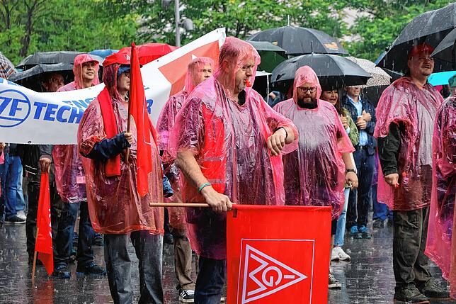 Bild 19: Protest bei ZF Friedrichshafen: So kämpfen die Mitarbeiter gegen den drohenden Stellenabbau
