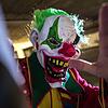 Ein als sogenannter Horror-Clown verkleideter Mann posiert am 22.10.2016 in Berlin in einer Tiefgarage.