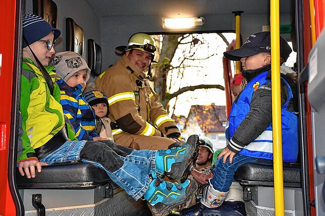 Auch die Kleinsten durften erlben, wie es sich anfühlt, Feuerwehrmann zu sein. Nach der durften auch die sie im Löschfahrzeug Platz nehmen.