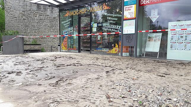 Am Sonntagmorgen war der Bahnhofplatz noch schlammbedeckt.