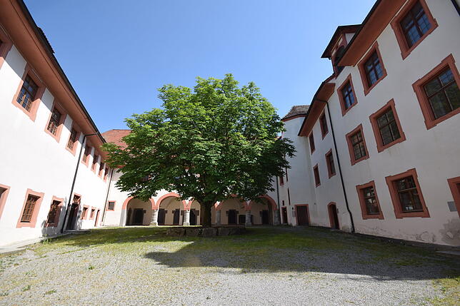 Schloss Hohenfels beherbergte 86 Jahre lang die Unterstufe der Schule Schloss Salem. Dieser Innenhof war wie das gesamte Schlossgelände ...
