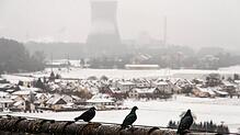 Mehr Strom produziert hat das Schweizer Atomkraftwerk Leibstadt, dessen Kühlturm hier im Winternebel verschwimmt.