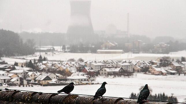 Mehr Strom produziert hat das Schweizer Atomkraftwerk Leibstadt, dessen Kühlturm hier im Winternebel verschwimmt.