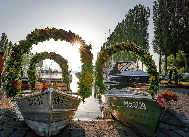 Warten auf die Abfahrt im Mooser Hafen: Die blumegeschmückten Ruderboote der Mooser Wasserprozession