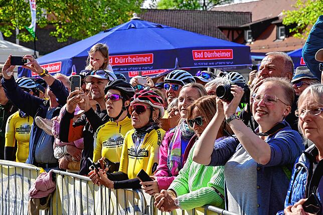 Die Augen und Kameras sind am Sonntagmorgen auf die Radsportlegenden gerichtet, die ihren Weggefährten Jan Ullrich unterstützen.