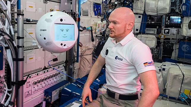 Alexander Gerst spielt auf der ISS mit Cimon-1, einem intelligenten Kleinroboter.