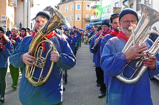 Unterhaltsam: Die Stadtmusik im Einsatz.
