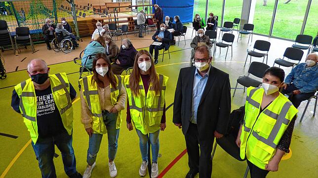 Erster Impftag in Wallbach im März 2021: 500 Ü80-Senioren wurden in der Flößerhalle gegen Corona geimpft. Zum Impteam gehörten 20 ...