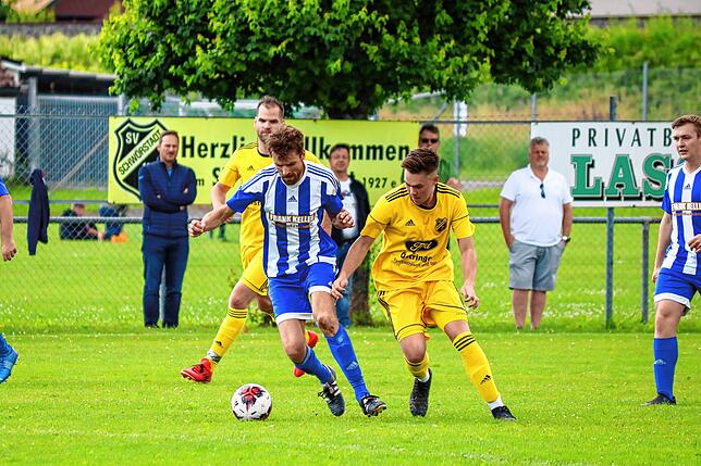 Bild 10: SV Karsau verteidigt die Tabellenspitze durch ein 2:0 beim SV Schwörstadt &ndash; und wir haben Bilder!